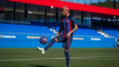 El mexicano Julián Araujo ya porta los colores del Barcelona y fue presentado en el Estadio Camp Nou, y su contrato será hasta el 2026.