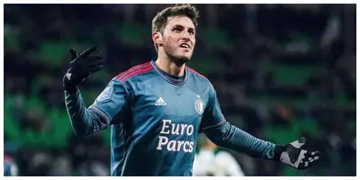 El mexicano Santiago Giménez fue titular, jugó los 90 minutos, y le anularon un gol con el Feyenoord, que es líder absoluto de Países Bajos.