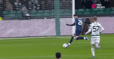 El mexicano se encuentra en acción en la Champions League.