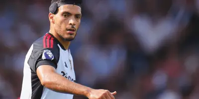 El mexicano sigue sin anotar en Premier.