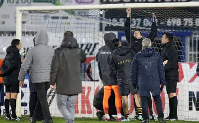 El partido entre la escuadra del AEK de Atenas, donde milita Orbelín Pineda, ante el Atromitos tuvo que ser suspendido
