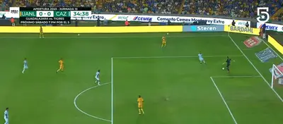 El partido está llegando al descanso.