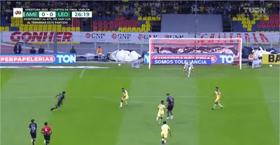 El partido llegó al medio tiempo en el Estadio Azteca.