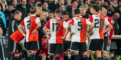 El partido se paró 25 minutos por un encendedor lanzado desde la tribuna que lastimó a Davy Klaassen