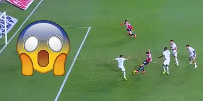 El polémico gol anulado sobre Armando González en el León vs Chivas / FOTO X