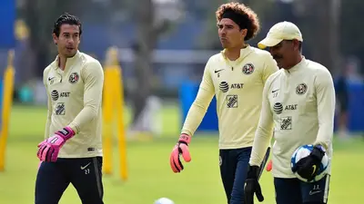 El portero del América ha sido comparado en repetidas ocasiones con Guillermo Ochoa, arquero de la Selección Mexicana y ex jugador de Las Águilas.