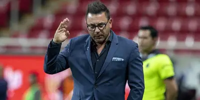 El Turco Mohamed terminó caliente el partido tras ser expulsado