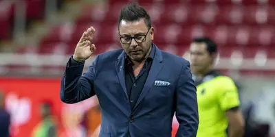 El Turco Mohamed vió la tarjeta roja en los minutos finales del primer tiempo.