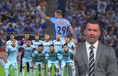 Emanuel Villa y jugadores de Cruz Azul posando/ Foto Cruz Azul.