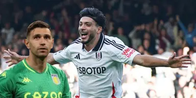 Emiliano Martínez junto a Raúl Jiménez / FOTO X