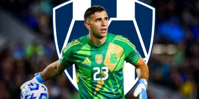Emiliano Martínez junto al escudo de Rayados / FOTO ONZE MONDIALE