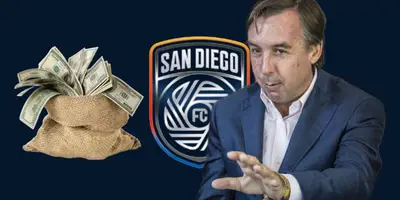 Emilio Azcárraga, a lado un costal de billetes y al fondo el escudo de San Diego / Foto X