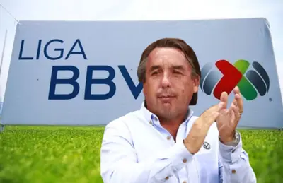 Emilio Azcárraga aplaudiendo y logo de la Liga MX/Foto Somos News.