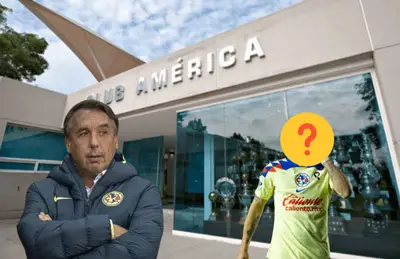 Emilio Azcárraga en las oficinas del América junto a un futbolista.