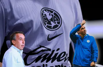 Emilio Azcárraga junto a André Jardine, de fondo el jersey de América/ Foto Club América.