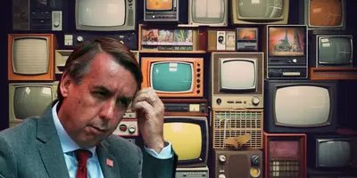 Emilio Azcárraga junto a televisores / FOTO TOMATAZOS