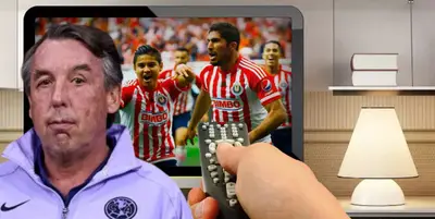 Emilio Azcárraga junto a transmisión de partido de Chivas / FOTO RÉCORD