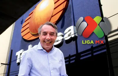 Emilio Azcárraga riendo y logo de la Liga MX/Foto Mundo Contact.