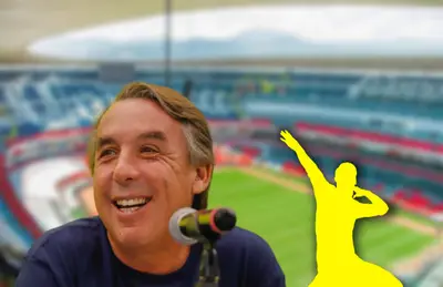 Emilio Azcárraga riendo y silueta de futbolista festejando/ Foto América.