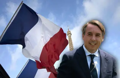 Emilio Azcárraga sonriendo y silueta de futbolista/Foto Bajanews