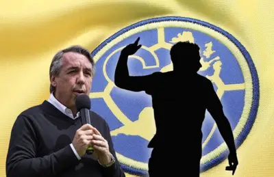 Emilio Azcárraga sosteniendo micrófono y silueta de futbolista/ Foto Milenio.