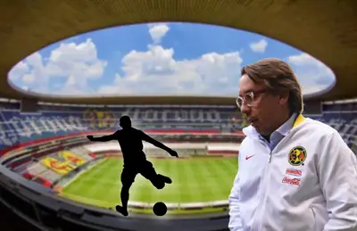 Emilio Azcárraga viendo a un jugador patear el balón en el Estadio Azteca.