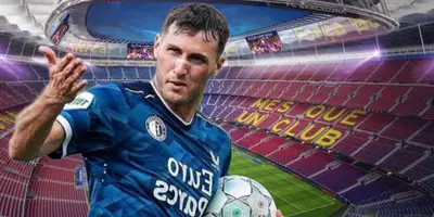 En España colocan a Santiago Giménez en el Barcelona para sustituir a Lewandowski.