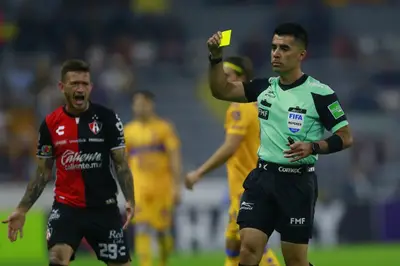 En las últimas jornadas, los árbitros han sido protagonistas por favorecer y perjudicar en algunos encuentros.