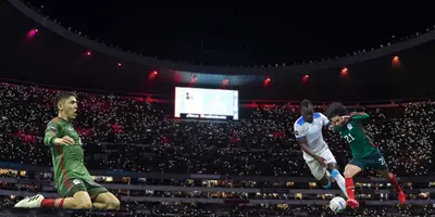 En plena cancha, perdió la cabeza este periodista de Honduras.