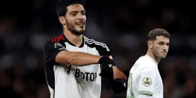 Entre delanteros mexicanos se apoyan.