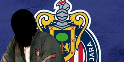Entreandor portugués incógnito junto al escudo de Chivas / FOTO RPCTV