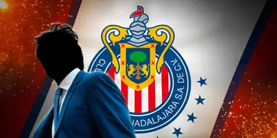 Entrenador incógnito junto al escudo de Chivas / FOTO CLARO SPORTS