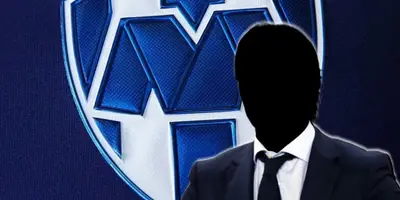 Entrenador incógnito junto al escudo de Rayados / FOTO MARCA