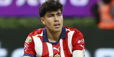 Erick Gutiérrez con el jersey de Chivas / FOTO Soy Fútbol