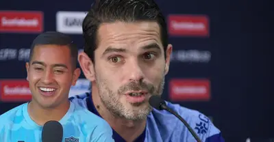 Erick Sánchez junto a Fernando Hierro / FOTO MEXSPORT