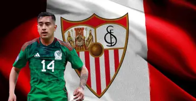Erick Sánchez junto al escudo del Sevilla FC / FOTO MEXSPORT