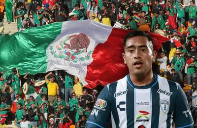 Erick Sánchez y bandera de México/Foto Expansión.
