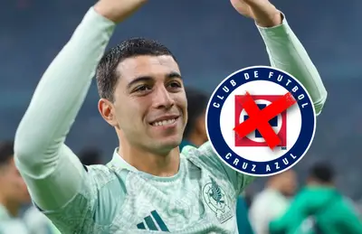 Erik Lira y escudo de la máquina celeste tachado/Foto Cruz Azul.