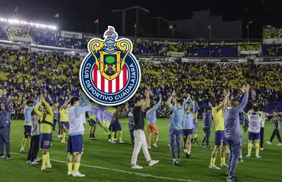 Escudo de Chivas y jugadores festejando/Foto Club América.