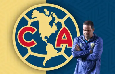 Escudo del América y André Jardine de brazos cruzados/ Foto y diseño de Americanografico.