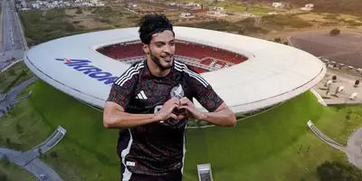 Estadio Akron tomado de Wikipedia, con Jiménez al frente