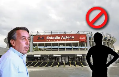 Estadio Azteca de fondo, Emilio Azcárraga y futbolista con manos en cintura/ Foto El Economista.