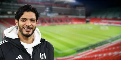 Estadio Caliente de fondo, tomado de Wikipedia, con Raúl en frente