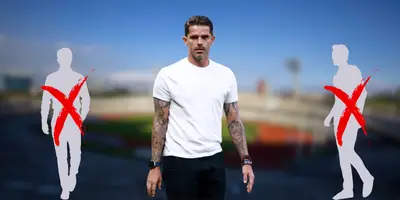 Estadio de fondo, tomado de Wikipedia, con Gago al frente