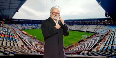 Estadio Hidalgo de fondo, tomado de Wikipedia, con Martínez al frente