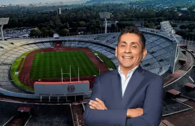 Estadio Olímpico Universitario y Jorge Campos de brazos cruzados/Foto Wikipedia.