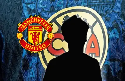 Facundo Pellistri en forma de sombra, logo de Manchester United/Foto Club América.