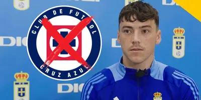 Federico Viñas junto al escudo del Cruz Azul / FOTO EL BLOG DE DIGI