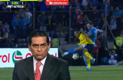 Felipe Ramos Rizo y Carlos Rotondi disputando balón con Erick Sánchez/ Foto TV Azteca.