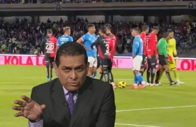 Felipe Ramos Rizo y jugadores de Cruz Azul y Atlas detrás/ Foto TUDN.